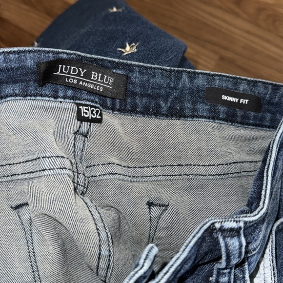 Judy Blue Size 15/32 High Rise Embroidered Stars Starlight Skinnies Jean Raw Hem - Picture 7 of 10